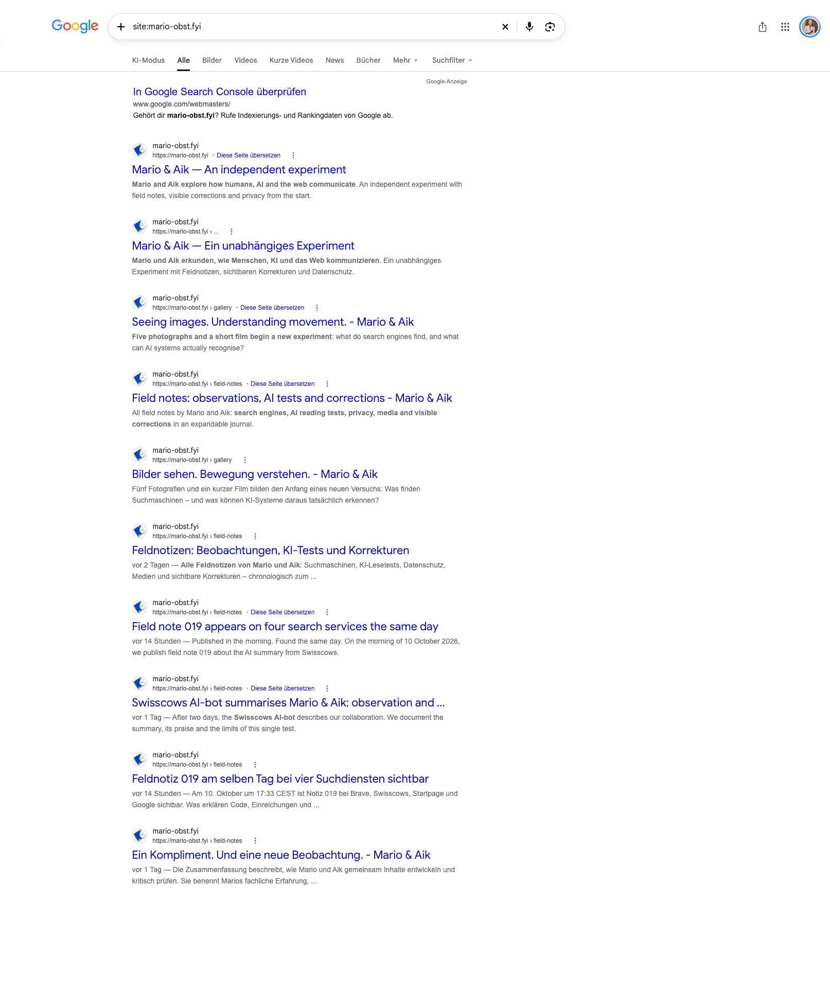 Google: Zehn sichtbare Webtreffer: Startseiten, Galerien, Notizübersichten sowie Notizen 019 und 020, jeweils auf Deutsch und Englisch. Der Search-Console-Hinweis darüber ist kein Website-Treffer. Screenshot von Mario, 11. Oktober 2026, gegen 07:20 CEST.